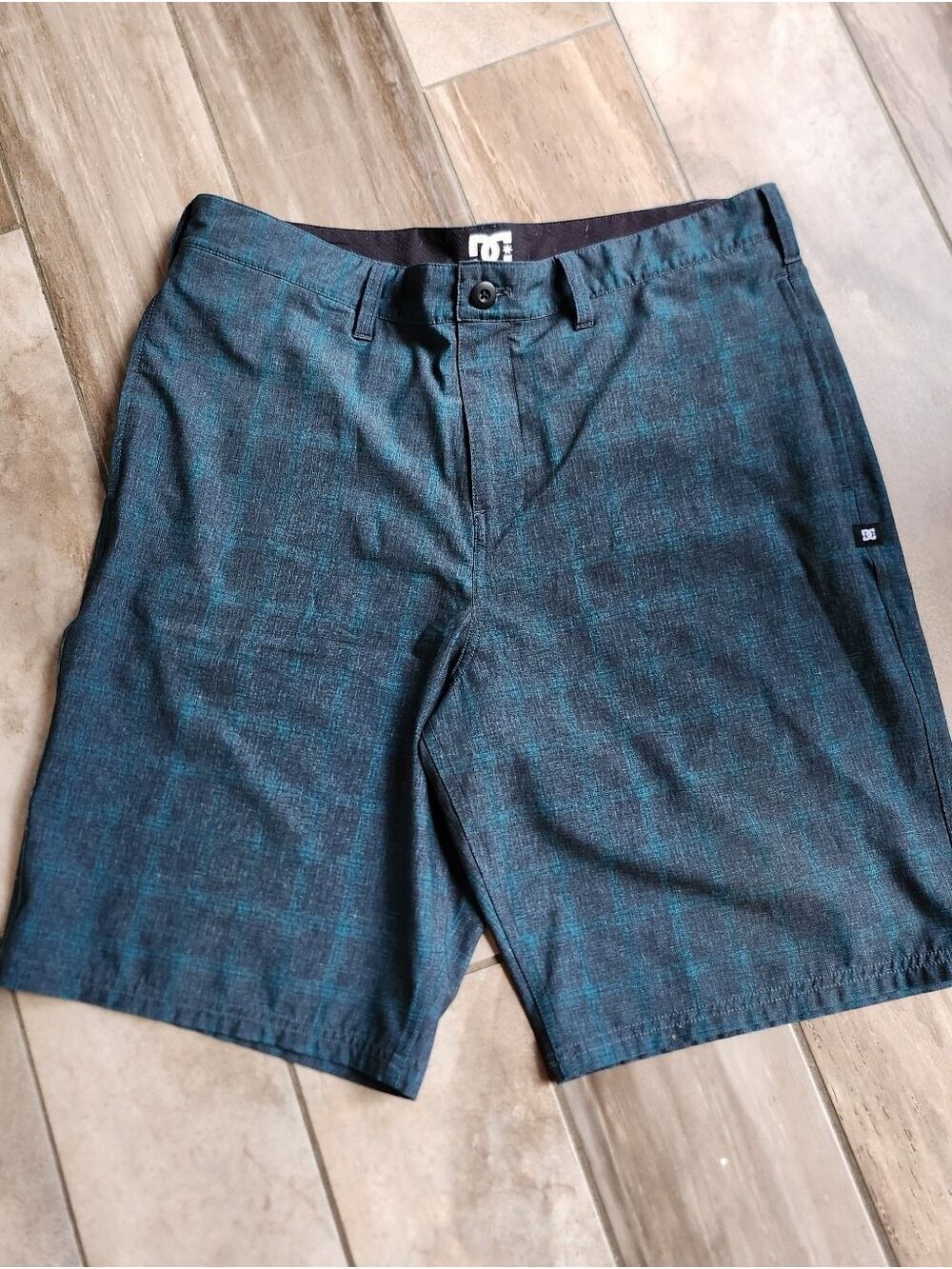 DC  Men’s green and black check Flat-Front Shorts with pockets size 34